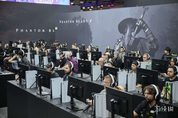 仅用十分钟便结束排队环节，宽达五百平方米的试玩区域瞬间人满为患！《影之刃零》荣登科隆展最热打卡之地