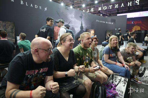 仅用十分钟便结束排队环节，宽达五百平方米的试玩区域瞬间人满为患！《影之刃零》荣登科隆展最热打卡之地