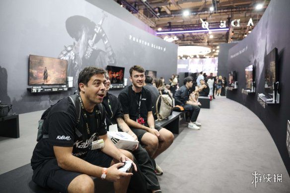 仅用十分钟便结束排队环节，宽达五百平方米的试玩区域瞬间人满为患！《影之刃零》荣登科隆展最热打卡之地