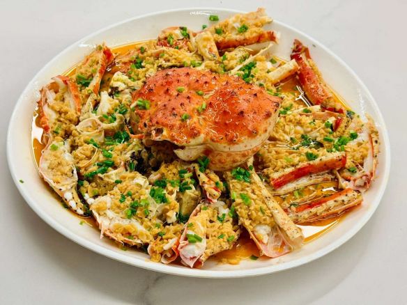 南京大学的学生餐厅推出了一只售价高达999元的帝王蟹,获得了部分学生的赞许和好评。
南京大学的学生餐厅推出了一只售价高达999元的帝王蟹,获得了部分学生的赞许和好评。