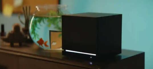 玩家热议V社新推出的主机其独特的外观设计，向任天堂经典的GameCube主机致以了敬意！

