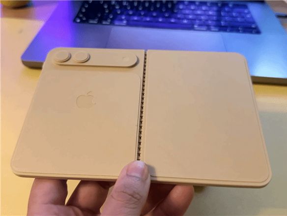 苹果的第一款折叠屏手机1:1完整曝光，展现了超宽屏幕的创新设计—展开后变身iPad型态。