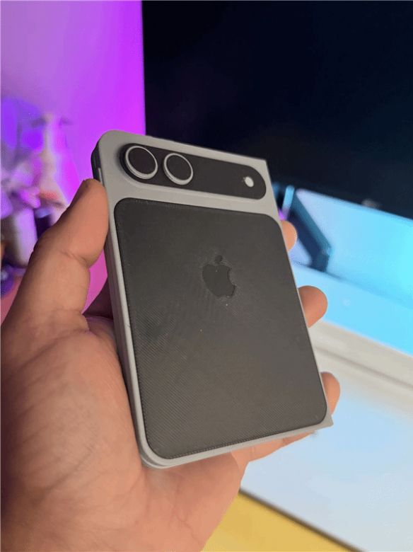 苹果的第一款折叠屏手机1:1完整曝光，展现了超宽屏幕的创新设计—展开后变身iPad型态。