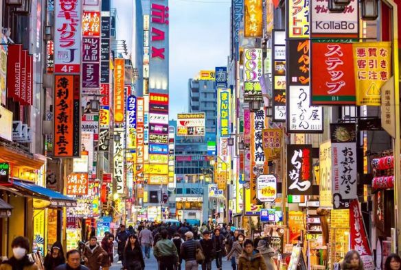 经过二十年的记录后，最新报告揭示东京的人口排名出现了显著变动，已降至全球第三位。

