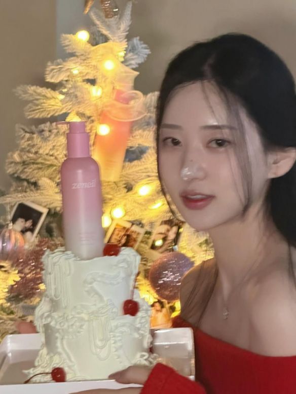 《剑星》身形模特申才恩新发布的迷人照片：身穿红色露肩毛衣，微微半敞的香肩散发出迷人的魅力！