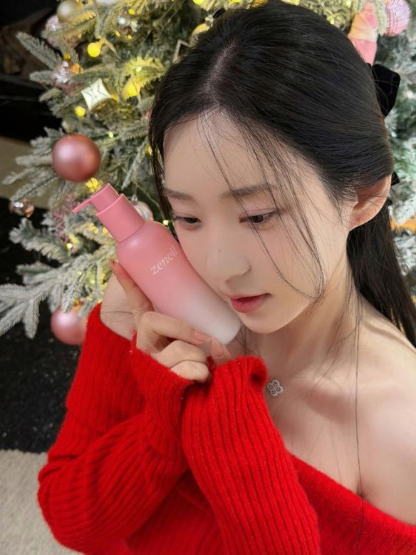 《剑星》身形模特申才恩新发布的迷人照片：身穿红色露肩毛衣，微微半敞的香肩散发出迷人的魅力！