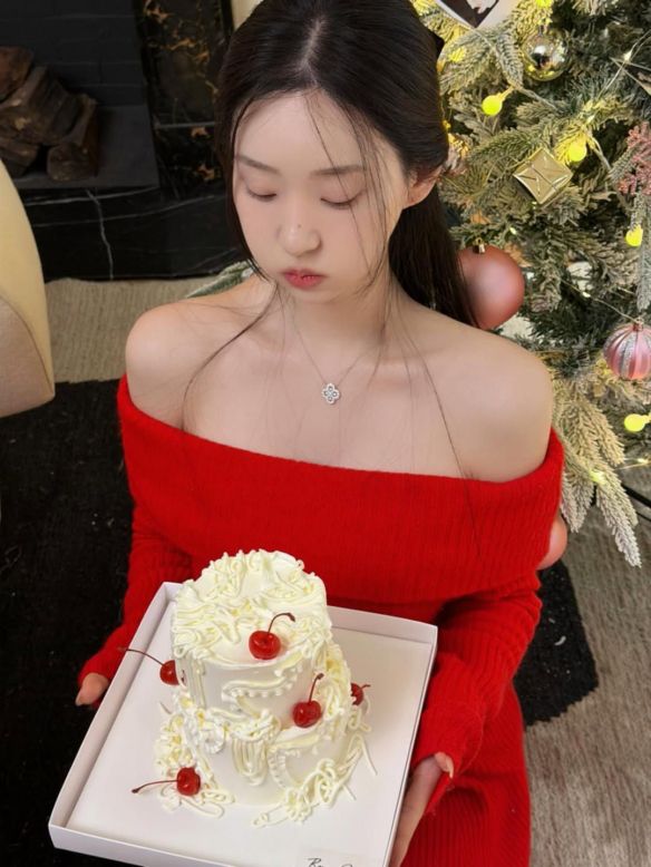 《剑星》身形模特申才恩新发布的迷人照片：身穿红色露肩毛衣，微微半敞的香肩散发出迷人的魅力！