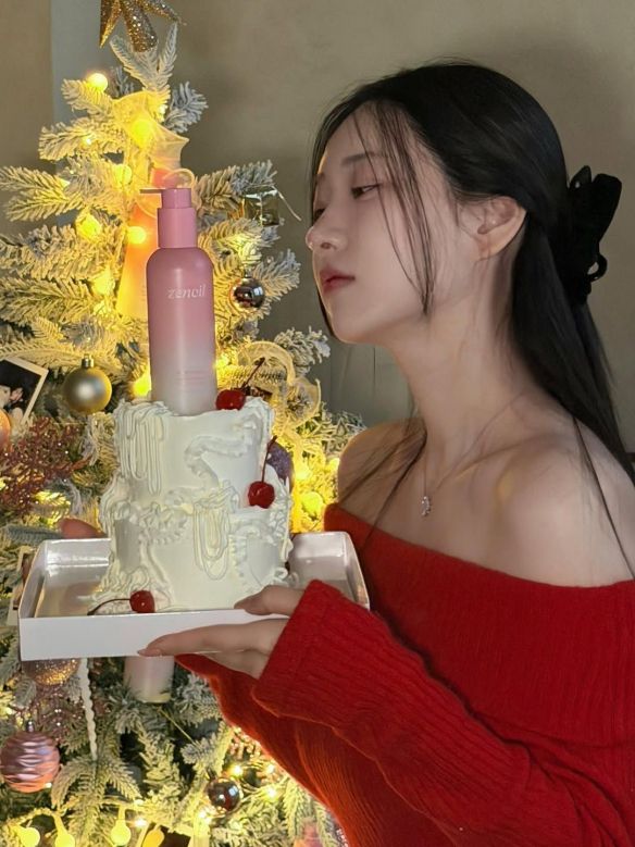 《剑星》身形模特申才恩新发布的迷人照片：身穿红色露肩毛衣，微微半敞的香肩散发出迷人的魅力！