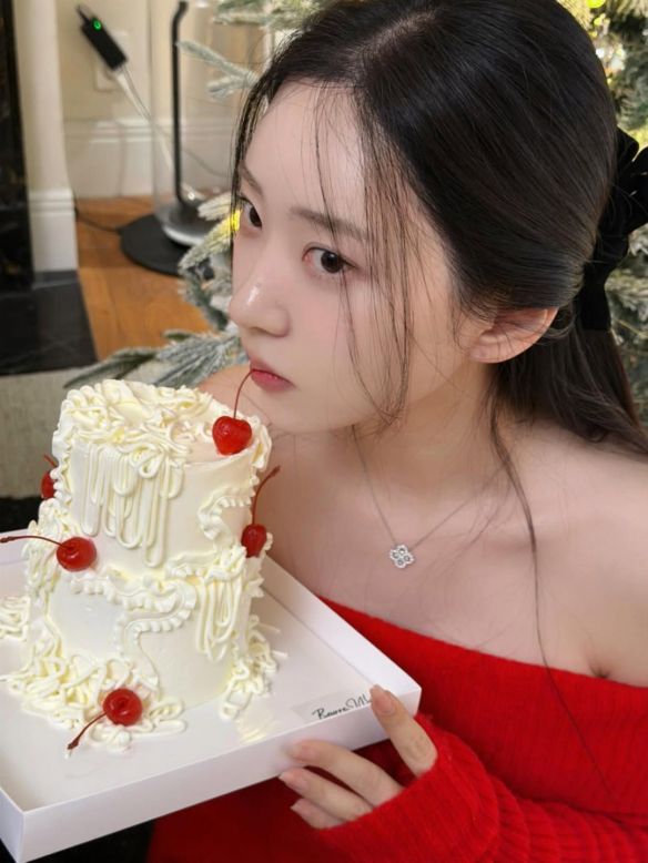 《剑星》身形模特申才恩新发布的迷人照片：身穿红色露肩毛衣，微微半敞的香肩散发出迷人的魅力！